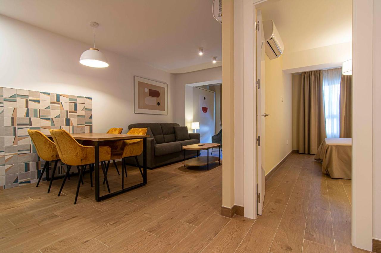 Apartamentos 1 Abril Малага Екстериор снимка