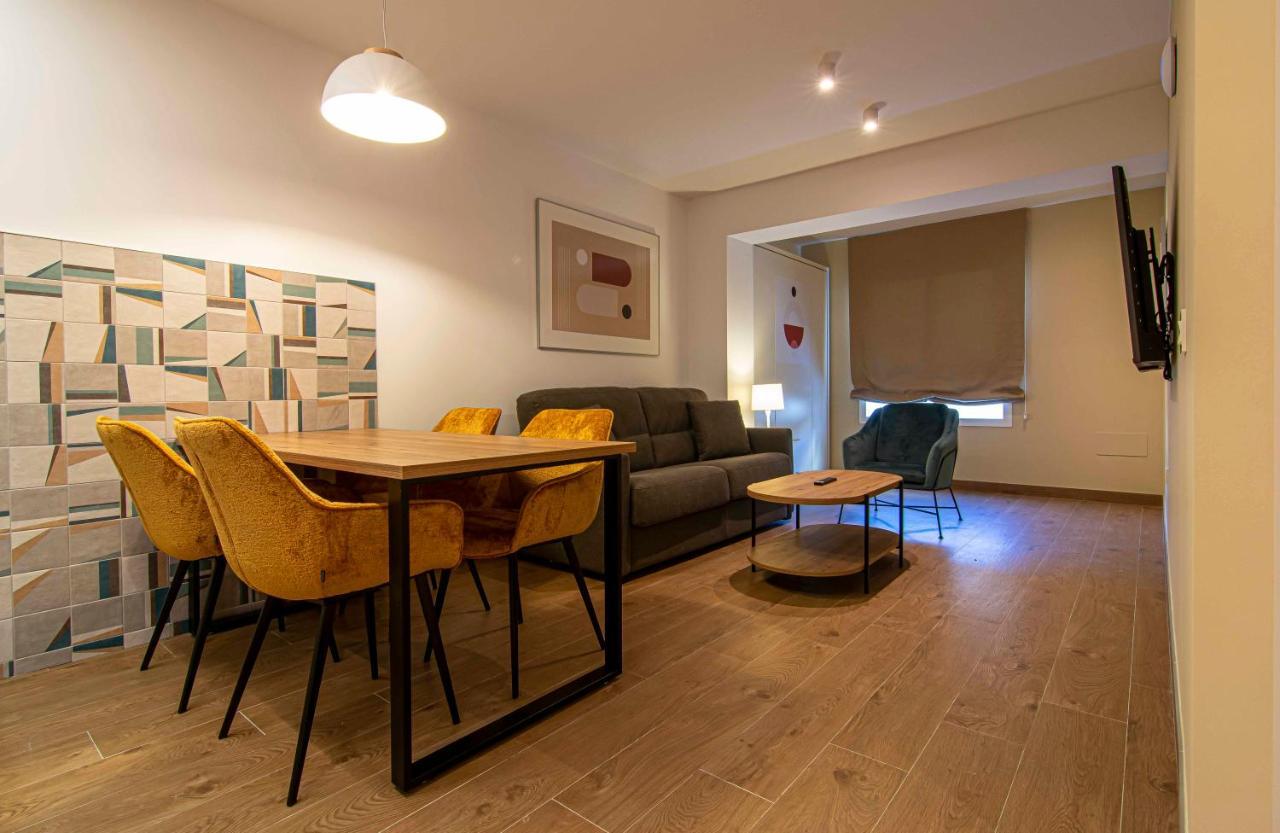 Apartamentos 1 Abril Малага Екстериор снимка