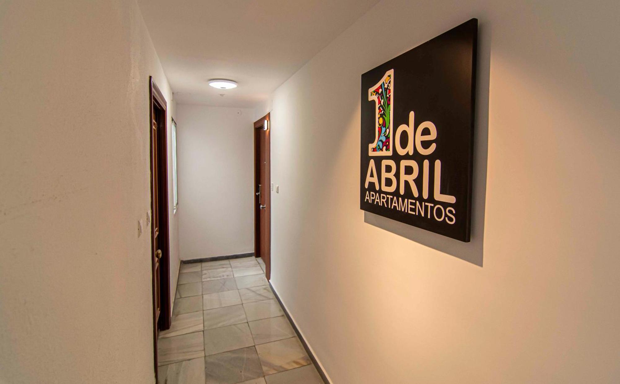 Apartamentos 1 Abril Малага Екстериор снимка